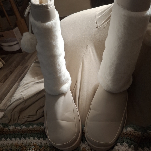 Fuzzy Boots size 9 - Picture 3 of 5